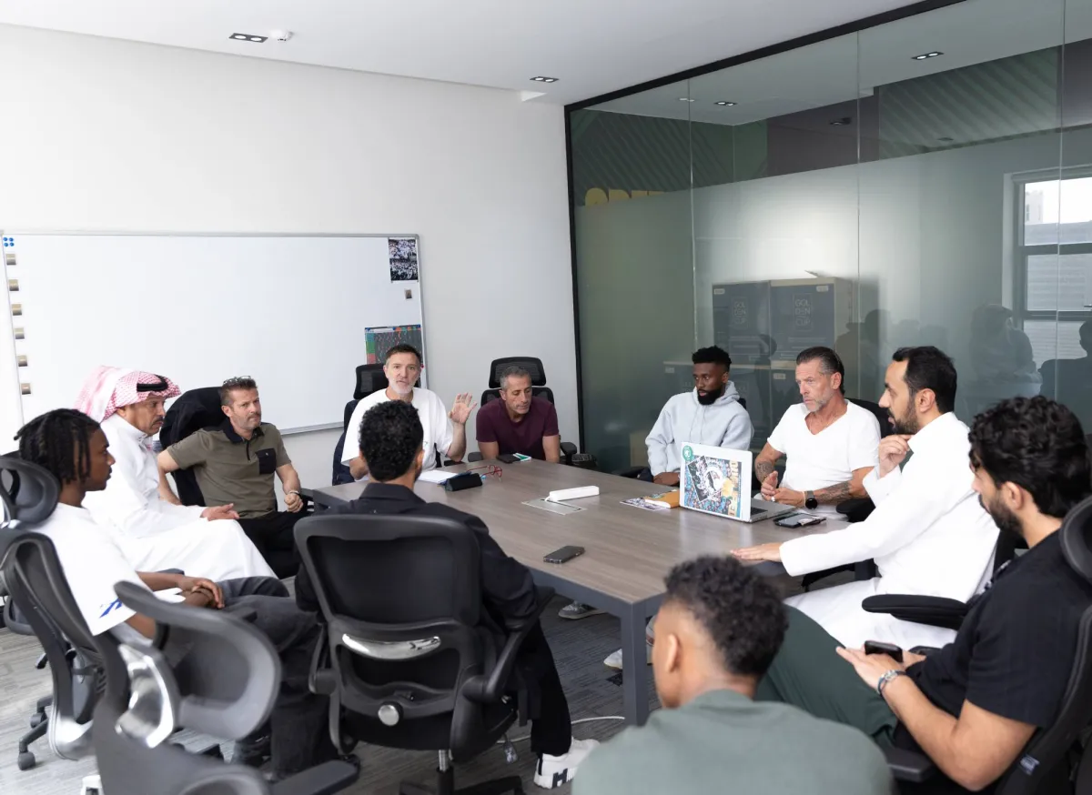 واصل الجهاز الفني المساعد للمنتخب السعودي الأول اجتماعاته التحضيرية مع اللاعبين المرشحين للانضمام إلى صفوف «الأخضر»، حيث عقد لقاءً مع لاعبي نادي الهلال في مقر الاتحاد السعودي لكرة القدم، ضمن برنامج الإعداد المبكر لنهائيات كأس العالم 2026 