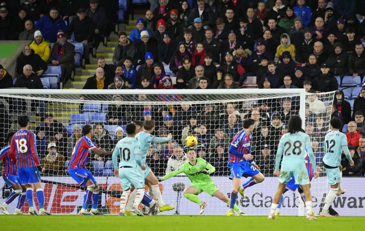 أنهى بيرنلي صيامًا دام قرابة ثلاثة أشهر ونصف الشهر، بعدما حقق فوزًا ثمينًا ومثيرًا على مضيفه كريستال بالاس بنتيجة 3-2، ضمن منافسات الجولة السادسة والعشرين من الدوري الإنجليزي الممتاز 