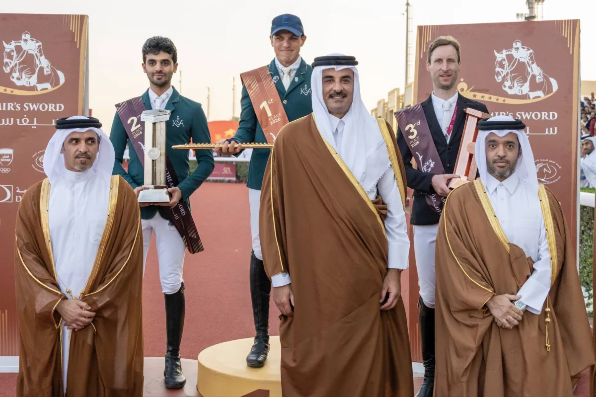 توّج الشيخ تميم بن حمد آل ثاني أمير دولة قطر، اليوم (السبت)، الفرسان السعوديين في منافسات قفز الحواجز، وذلك خلال ختام مهرجان «سيف الشيخ تميم» للفروسية الذي أُقيم على مضمار الريان بنادي قطر للسباق والفروسية 