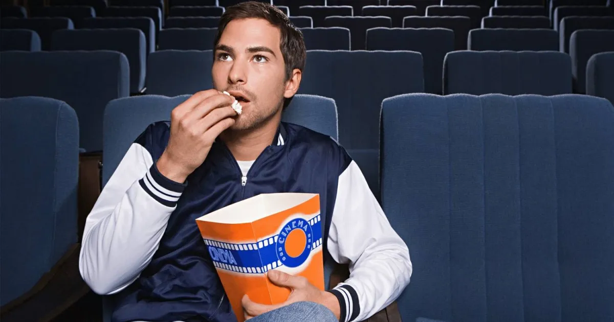 من بينها الذهاب لتناول الطعام بمفردك... إليك 9 طرق عملية لتعزيز الثقة بالنفس 