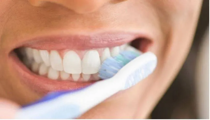 تنظيف الأسنان 3 مرات يومياً… درع وقاية ضد أكثر من 50 مرضاً
