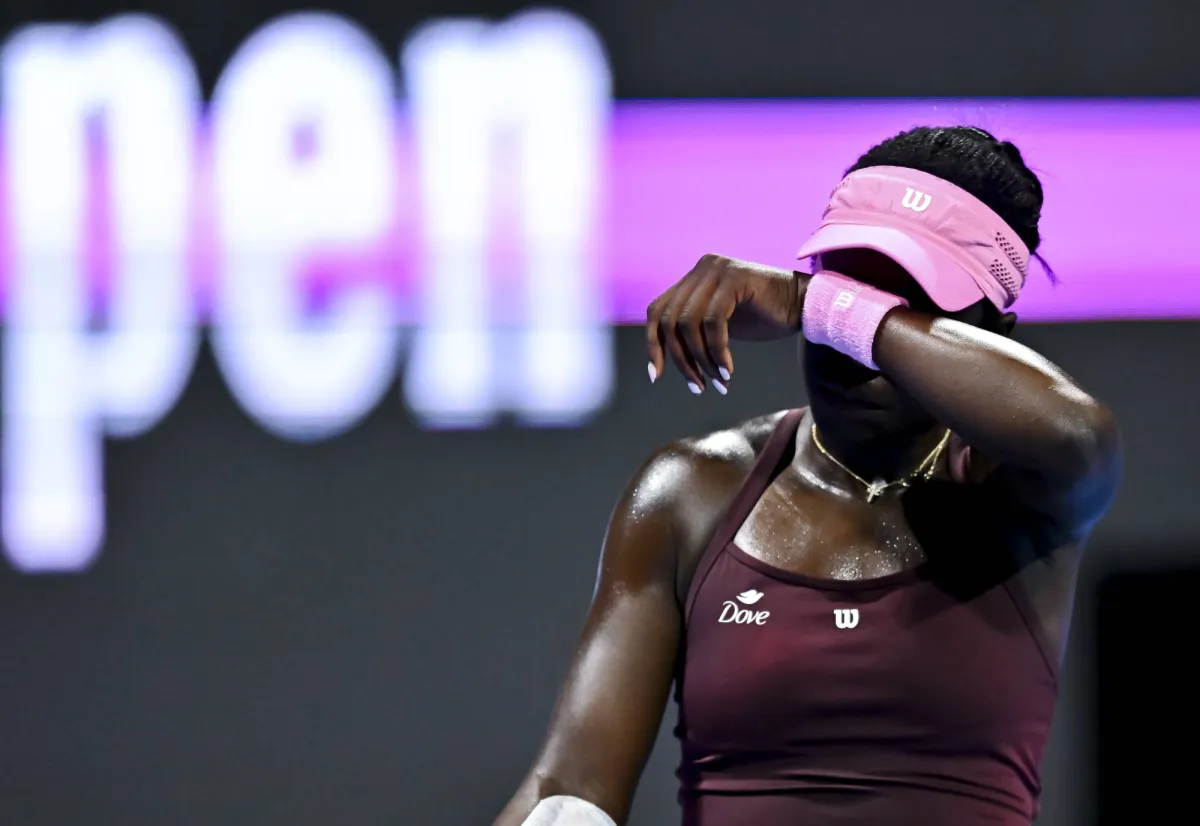 انسحبت الكندية الشابة فيكتوريا مبوكو من بطولة دبي للتنس، اليوم الاثنين، لتصبح أحدث لاعبة بارزة تغيب عن البطولة للإصابة أو المرض أو تغييرات في الجدول، مما فتح الطريق أمام 7 خاسرات محظوظات لدخول القرعة الرئيسية المبتلاة بالانسحابات 