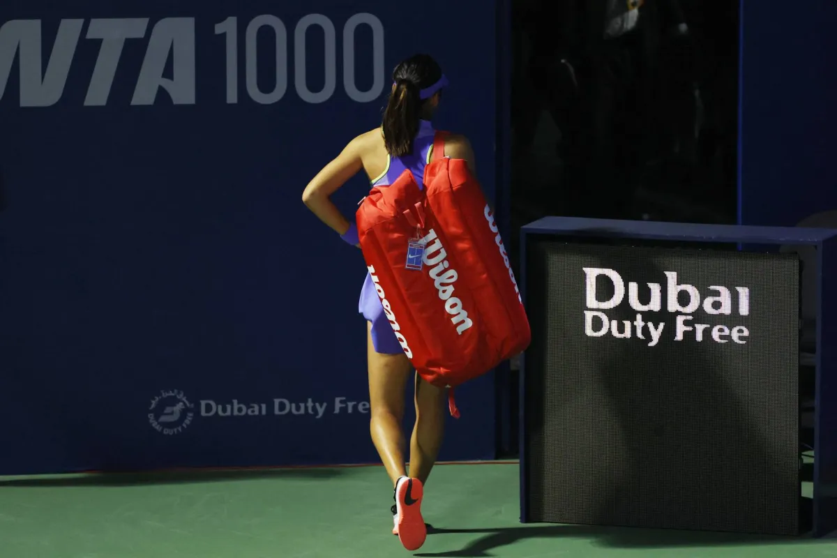 ودّعت البريطانية إيما رادوكانو منافسات بطولة دبي للتنس من فئة 1000 نقطة، من الدور الأول بعد خسارتها أمام الكرواتية أنتونيا روجيتش.. وتغلبت روجيتش على رادوكانو بمجموعتين مقابل واحدة، بواقع 1/6 و7/5 و2/6 