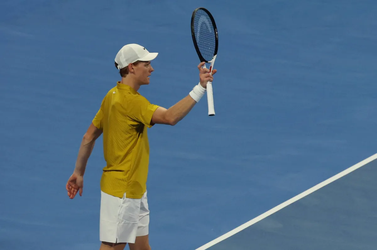 استهل الإيطالي يانيك سينر مشواره في بطولة قطر المفتوحة للتنس «فئة 500 نقطة» المقامة على الملاعب الصلبة بأداء قوي، ليتأهل لدور الـ16.. وصعد سينر بعد الفوز 6 - 1 و6 - 4 على التشيكي توماس ماتشاك بعد مباراة استمرت 70 دقيقة فقط 