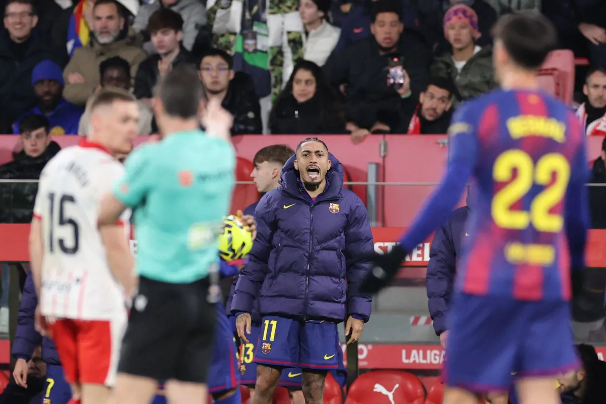 يدخل نادي برشلونة في حالة من التوتر بعد الخسارة أمام جيرونا بنتيجة 1 - 2 بالدوري الإسباني، في مباراة أثارت جدلاً كبيراً بشأن القرارات التحكيمية، خصوصاً بعد احتساب الهدف الثاني للفريق المضيف رغم اعتراضات واسعة من لاعبي النادي الكتالوني 