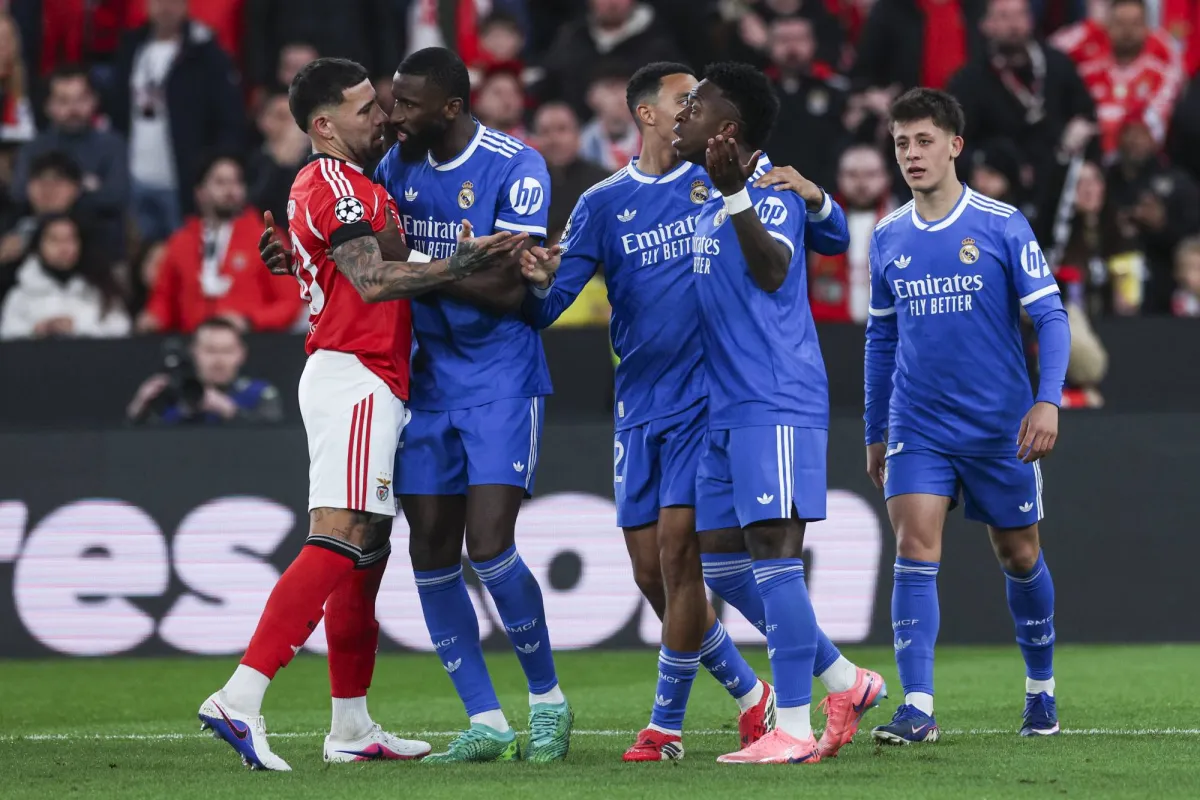 أعلن الاتحاد الأوروبي لكرة القدم، فتح تحقيق بشأن «مزاعم سلوك تمييزي» عقب اتهام مهاجم ريال مدريد، فينيسيوس جونيور، لاعب بنفيكا لشبونة، جيانلوكا بريستياني، بتوجيه إساءات عنصرية له خلال مباراة في دوري أبطال أوروبا في لشبونة 