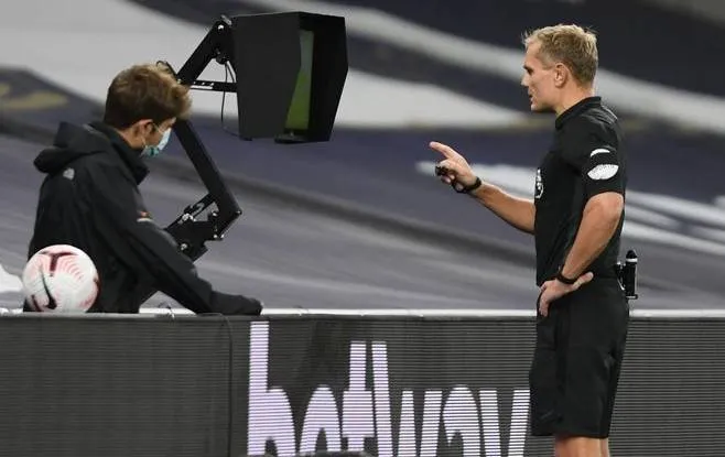 يدعو الحكم الإنجليزي السابق، غراهام سكوت، إلى «ثورة حقيقية» لإنقاذ تقنية (VAR)، معتبراً أن كرة القدم مطالبة بتعلّم الدروس من رياضات أخرى إذا أرادت للتجربة التكنولوجية أن تنجح.. سكوت طالب باعتماد نظام «التحدي» للمدربين، على غرار ما يحدث في الكريكيت والتنس 