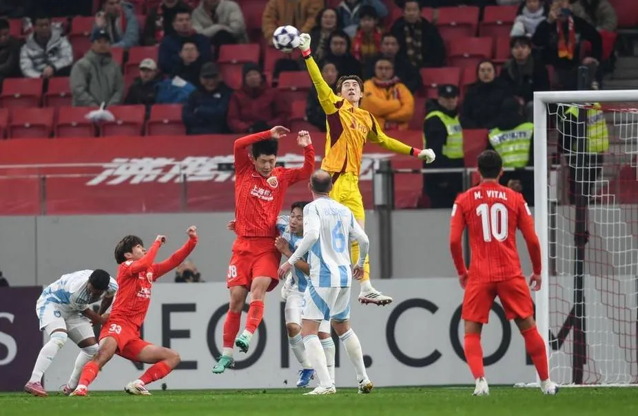 خرج فريق أولسان، بطل آسيا السابق، من بطولة دوري أبطال آسيا للنخبة، بعدما فشل التعادل السلبي مع مضيفه شنغهاي بورت في رفع الفريق إلى المراكز المؤهلة للأدوار الإقصائية.. وأنهى أولسان، المتوج بلقب البطولة عامي 2012 و2020، مرحلة الدوري في المركز التاسع 