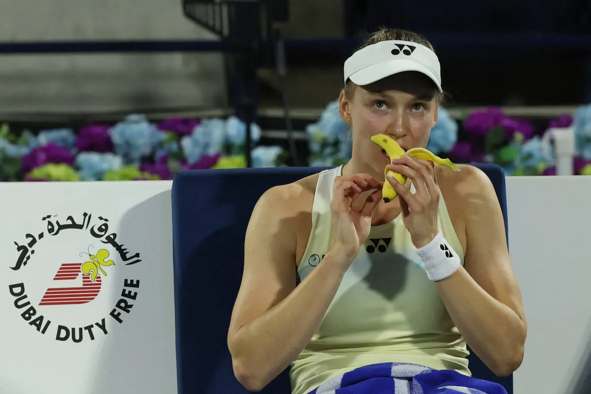 استمرت معاناة الكازاخستانية إيلينا ريباكينا منذ تتويجها بلقب بطولة أستراليا المفتوحة، أولى البطولات الأربع الكبرى في كرة المضرب، وذلك بخروجها خالية الوفاض من دورة دبي الألف نقطة، بسبب انسحابها من الدور الثالث بسبب الإصابة 