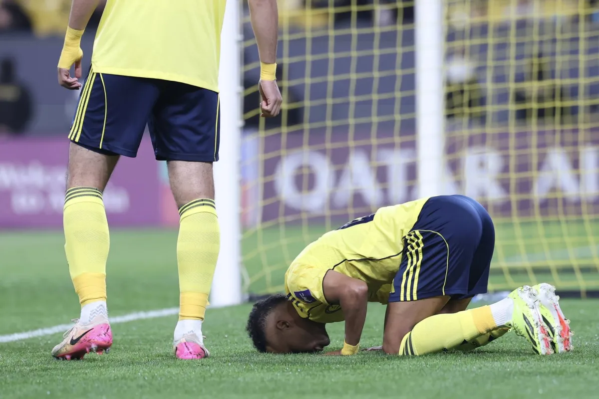 أكد عبدالرحمن غريب لاعب النصر أنه لا زال في مفاوضات مع إدارة ناديه لبحث مسألة تجديد عقده، وذلك رداً على سؤال حول استمراره أو مغادرته الفريق 