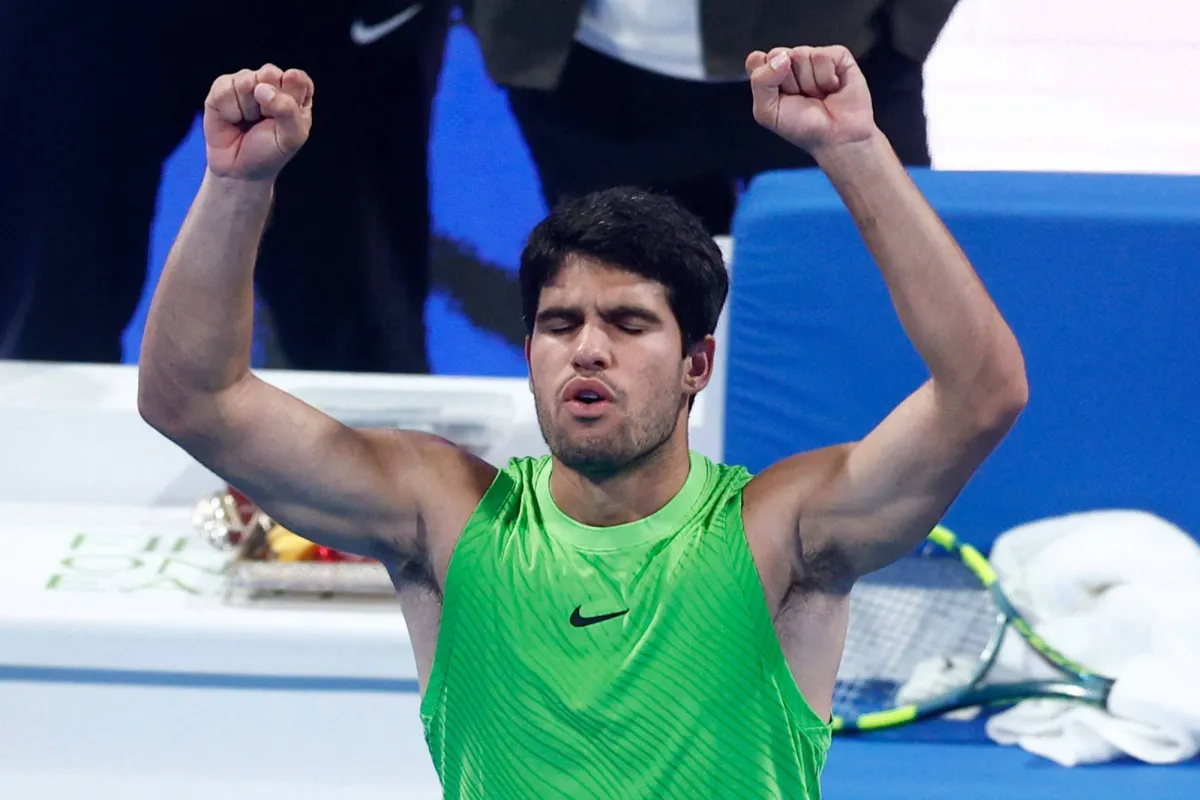 واصل المصنف الأول عالميا كارلوس ألكاراس، مسيرته المظفرة في بطولة قطر المفتوحة للتنس، حيث تأهل لدور الثمانية للعام الثاني على التوالي بعد فوزه على الفرنسي فالنتين روييه بمجموعتين دون رد بنتيجة 6/ 2 و7 /5 