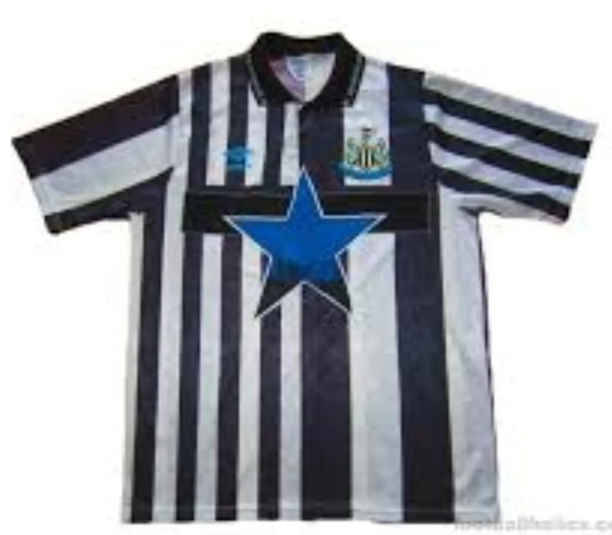 يستعد نيوكاسل يونايتد لإحداث تغيير لافت في قميصه الأساسي لموسم 2026-2027. بحسب ما تسرّب لشبكة «The Athletic»، سيعتمد الفريق مزيجاً من خطوط سوداء بأحجام مختلفة، بعضها يمتد داخل المساحات البيضاء، مع خط أسود أكثر سماكة في المنتصف 