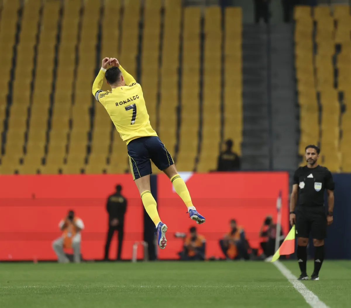 كسر دوري روشن للمحترفين هذا الموسم أحد أكثر حواجزه صلابة، بعدما وصلت أربعة فرق إلى 50 نقطة فأكثر بعد مرور 22 جولة فقط، في سابقة لم يشهدها تاريخ المسابقة منذ انطلاقتها بنظامها الاحترافي 