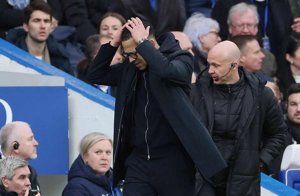 أكد ليام روزنير، المدير الفني لفريق تشيلسي الإنجليزي لكرة القدم، أنه سيتناول مشكلة فريقه الدفاعية في الكرات الثابتة، بعد أن استقبل الفريق هدفاً من ركنية مرة أخرى، في المباراة التي تعادل فيها 1-1 مع بيرنلي 