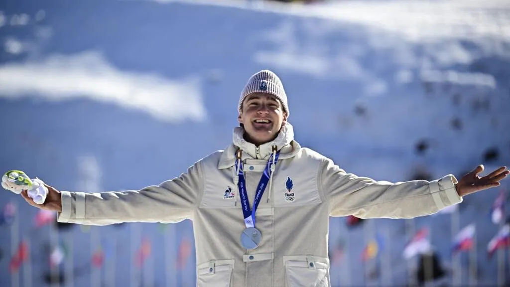عبَّر المتزلج الفرنسي ماتيس ديلوج، مفاجأة المنافسات في التزلج الريفي في الأولمبياد الشتوي، عن مشاعر فخر وامتنان كبيرين بعد أن أحرز ثلاث ميداليات فضية، بينها اثنتان في سباقات فردية، وهو إنجاز غير مسبوق لمتزلج فرنسي في هذه الرياضة ضمن الألعاب 