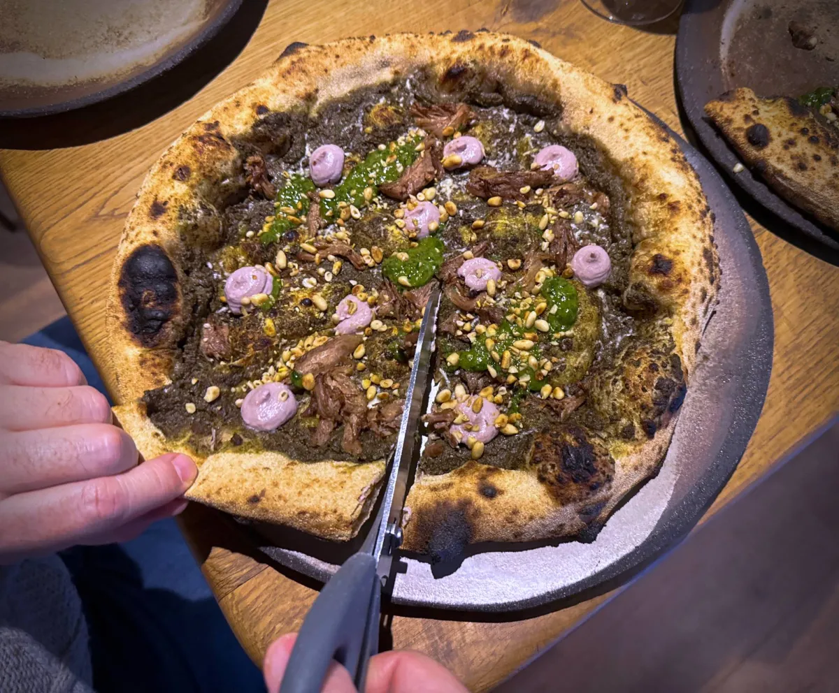 قال أندريا فارنييه، الرئيس التنفيذي لدورة ألعاب ميلانو - كورتينا الشتوية، إن الرياضيين استهلكوا قرابة طن من جبن غرانا بادانو الإيطالي الشهير عالمياً على مدار 16 يوماً من المنافسات، إلى جانب 365 كيلوغراما من المعكرونة، و10 آلاف بيضة و8 آلاف كوب من القهوة 