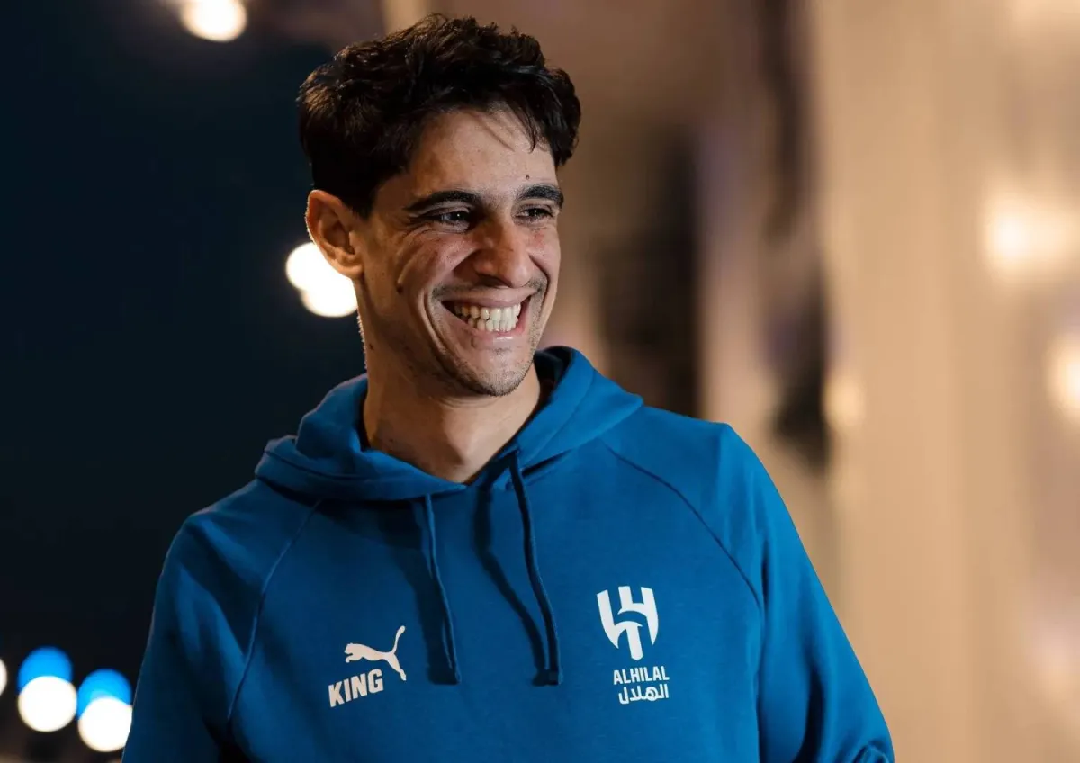 كشف الدولي المغربي ياسين بونو أنه كان قريباً جداً من الانتقال إلى بايرن ميونيخ صيف 2023.. وفي سؤاله عبر قناة «إيزيكويل» على «يوتيوب»، عن أفضل 3 أندية على مستوى العالم، من خارج أوروبا. قال بونو: «الهلال السعودي، والوداد المغربي، وريفر بليت الأرجنتيني» 