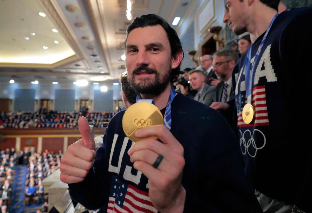 حظي منتخب الرجال الأميركي للهوكي على الجليد، المتوج الأحد بذهبية أولمبياد ميلانو - كورتينا، باستقبال الأبطال خلال خطاب الرئيس دونالد ترمب أمام الكونغرس عن حالة الاتحاد، بينما رفض فريق السيدات، الحائز أيضاً على الذهبية الأولمبية، الدعوة للحضور 