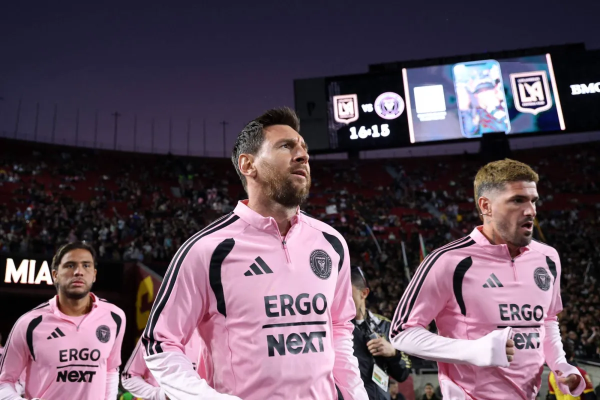 نقل موقع «فوت ميركاتو»، إنزعاج النجم الأرجنتيني ليونيل ميسي من استخدام اسمه وصورته في الحملات الانتخابية، خصوصاً أن بعض الوعود ركزت على فكرة إعادته إلى النادي في دور إداري أو شرفي، إلى جانب الحديث عن صفقات هجومية كبرى، مثل هاري كين أو إيرلينغ هالاند 