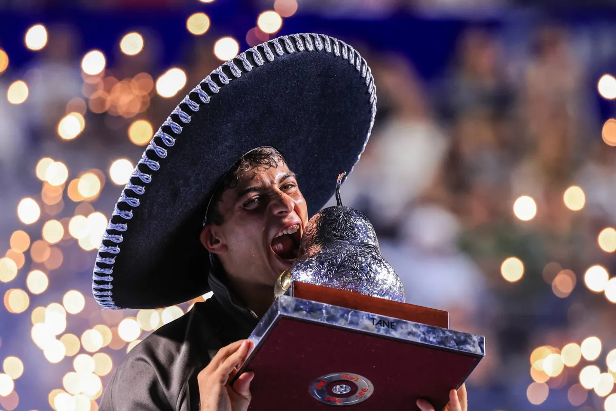 أحرز الإيطالي فلافيو كوبولي لقب دورة أكابولكو المكسيكية في كرة المضرب (500 نقطة) المقامة على الملاعب الصلبة، بفوزه على الأميركي فرانسيس تيافو 7-6 (7-4) و6-4 في النهائي 