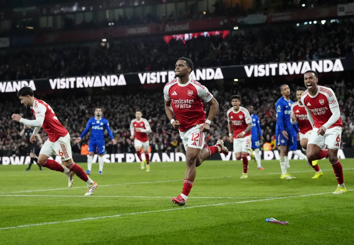 حافظ آرسنال على سيطرته على سباق لقب الدوري الإنجليزي الممتاز لكرة القدم بعد فوزه الصعب 2 - 1 على منافسه اللندني تشيلسي، ليوسع الفارق إلى خمس نقاط في صدارة الترتيب 