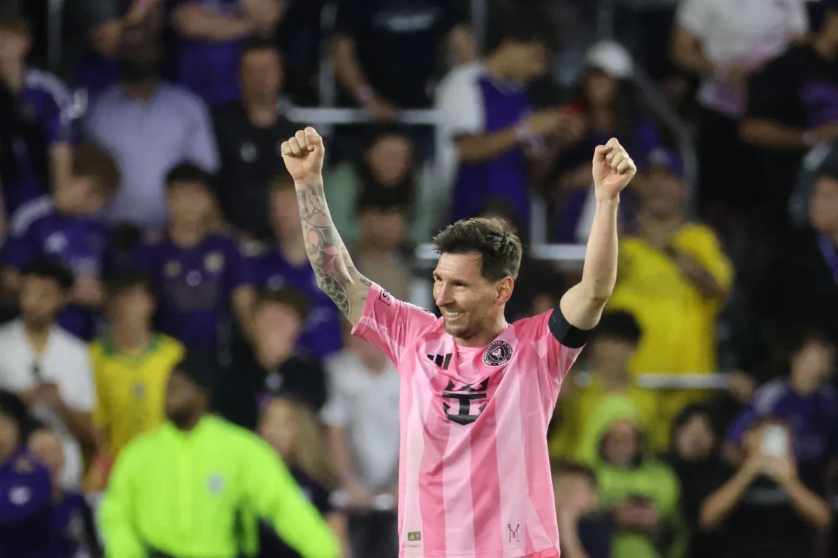 سجّل النجم الأرجنتيني ليونيل ميسي ثنائية، وقاد فريقه «إنتر ميامي» إلى انتصاره الأول لهذا الموسم، بقلب الطاولة على مُضيفه «أورلاندو سيتي» وتحويل تخلفه 0-2 إلى فوز 4-2 في «ديربي فلوريدا»، الأحد، في الجولة الثانية من «الدوري الأميركي لكرة القدم» 