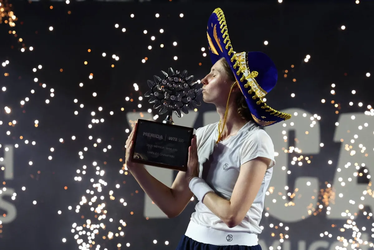 أحرزت الإسبانية كريستينا بوكشا باكورة ألقابها، في دورات رابطة اللاعبات المحترفات بكرة المضرب، الأحد، بعدما تغلّبت على البولندية ماغدالينا فريخ 6-1 و4-6 و6-4 في المباراة النهائية لـ«دورة ميريدا» المكسيكية على الملاعب الصلبة 