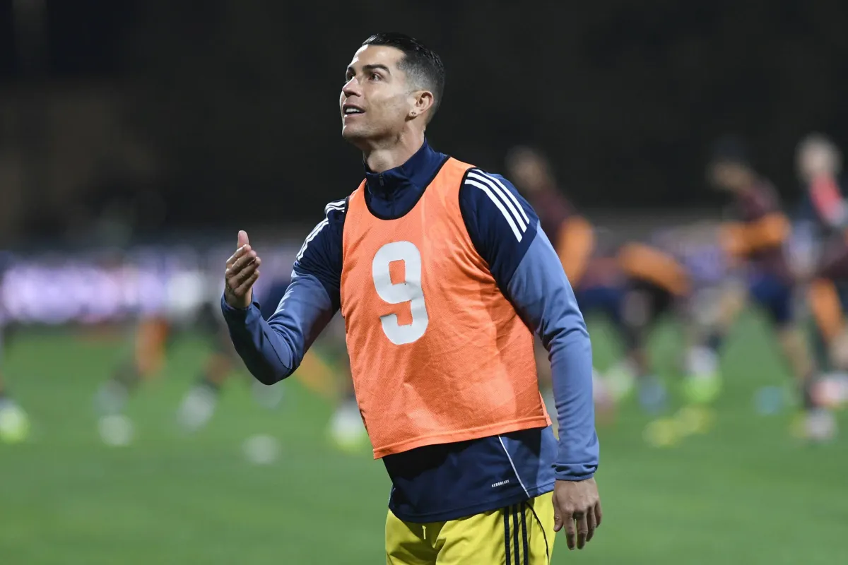 أنهى كريستيانو رونالدو الجدل المثار حول وضع إصابته، بعد خضوعه لبرنامج علاجي داخل مقر تدريبات نادي النصر، في أعقاب الإصابة التي تعرض لها خلال مباراة الفريق الأخيرة 