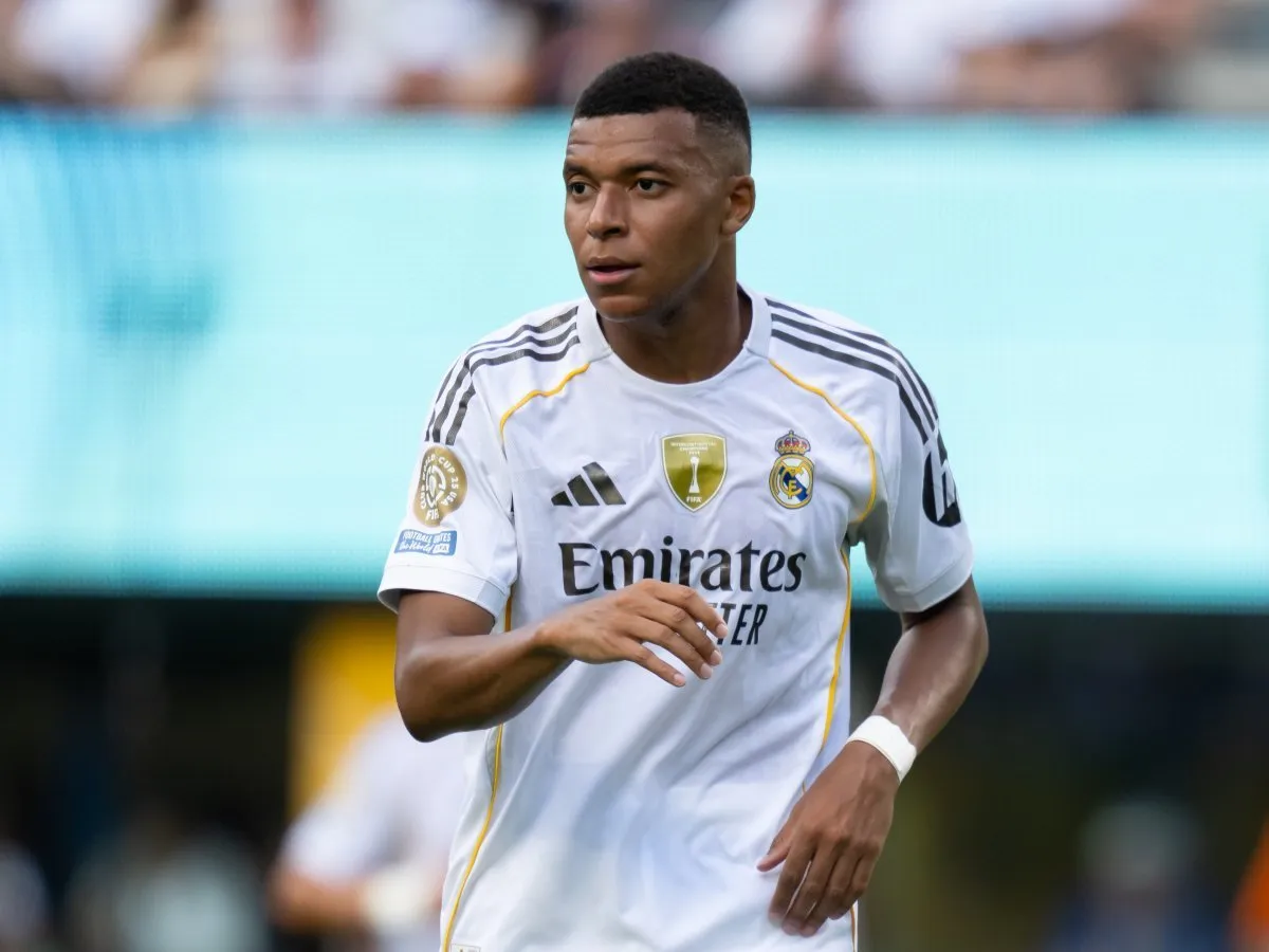 أثار الوضع الصحي للنجم الفرنسي كيليان مبابي حالة من القلق والجدل في الأوساط الرياضية، خاصة بعد سفره إلى باريس للعلاج وتحليل مخاطر الإصابة التي يعاني منها في ركبته اليسرى 