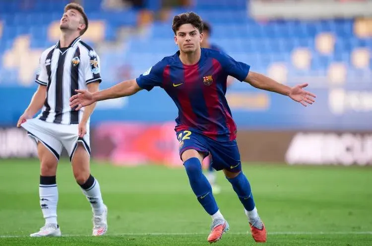 أشاد هانسي فليك، المدير الفني لفريق برشلونة، باللاعب الشاب تشافي إسبارت، خريج أكاديمية لاماسيا، الذي يتدرب حالياً مع الفريق الأول.. وربما يحظى الظهير الأيمن الشاب (18 عاماً)، بفرصة الظهور الأول مع الفريق الأول نظراً لأزمة الإصابات في مركز الظهير 