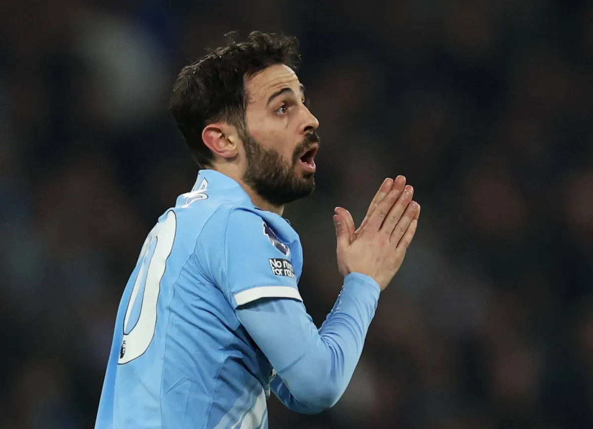 ذكرت تقارير إعلامية، أن البرتغالي برناردو سيلفا، نجم نادي مانشستر سيتي، لا ينوي تجديد عقده مع النادي الإنجليزي، وسيكون لاعباً حراً في الصيف المقبل.. وأشار الصحافي الإيطالي الشهير فابريزيو رومانو مؤخراً عبر منصة «دازن ترانسفير» إلى احتمالية رحيله الوشيك 