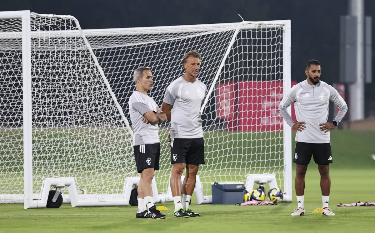 فتح الفرنسي هيرفي رينارد، المدير الفني للمنتخب السعودي، الباب على مصراعيه أمام اختيارات أكبر لمعسكرات الإعداد، وذلك بعدما أعلن عزمه استدعاء قرابة 50 لاعباً للمشاركة في معسكر الدوحة المقبل، قبل الخروج بالقائمة النهائية المشاركة في كأس العالم 2026 