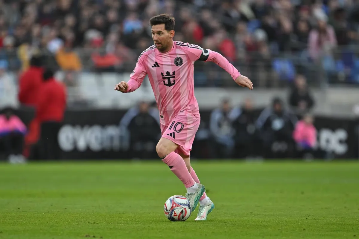 أكد المدرب تشافي أن رابطة الدوري الإسباني كانت قد منحت الضوء الأخضر لعودة النجم الأرجنتيني ليونيل ميسي.. ودعم ماتيو أليماني، المسؤول السابق في برشلونة، رواية تشافي حول عودة ميسي لبرشلونة عام 2023.. وقال أليماني: «تشافي محق. لقد أخبرونا بأنهم وافقوا» 