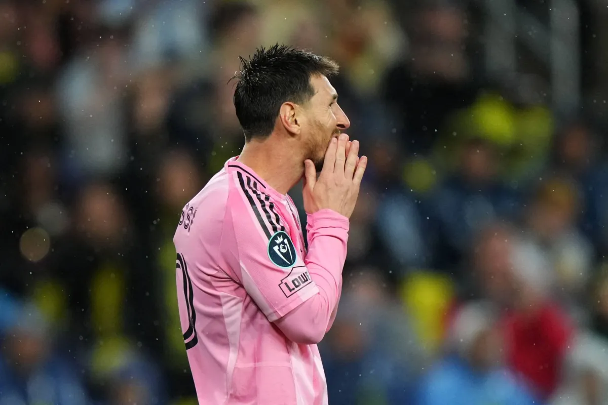 حُرم بطل العالم الأرجنتيني ليونيل ميسي مؤقتاً من بلوغ الهدف رقم 900 في مسيرته، بعدما انتهت مواجهة فريقه إنتر ميامي، حامل لقب الدوري الأميركي لكرة القدم، أمام مضيفه ومواطنه ناشفيل بالتعادل السلبي في ذهاب ثمن نهائي كأس أبطال كونكاكاف 