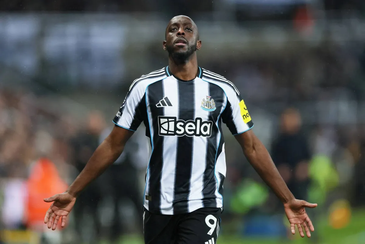 عاد يوان ويسا مهاجم جمهورية الكونغو الديمقراطية إلى تشكيلة الفريق لخوض مباراة الملحق المؤهل لكأس العالم لكرة القدم هذا الشهر بعد غيابه عن نهائيات كأس الأمم الأفريقية مطلع العام 