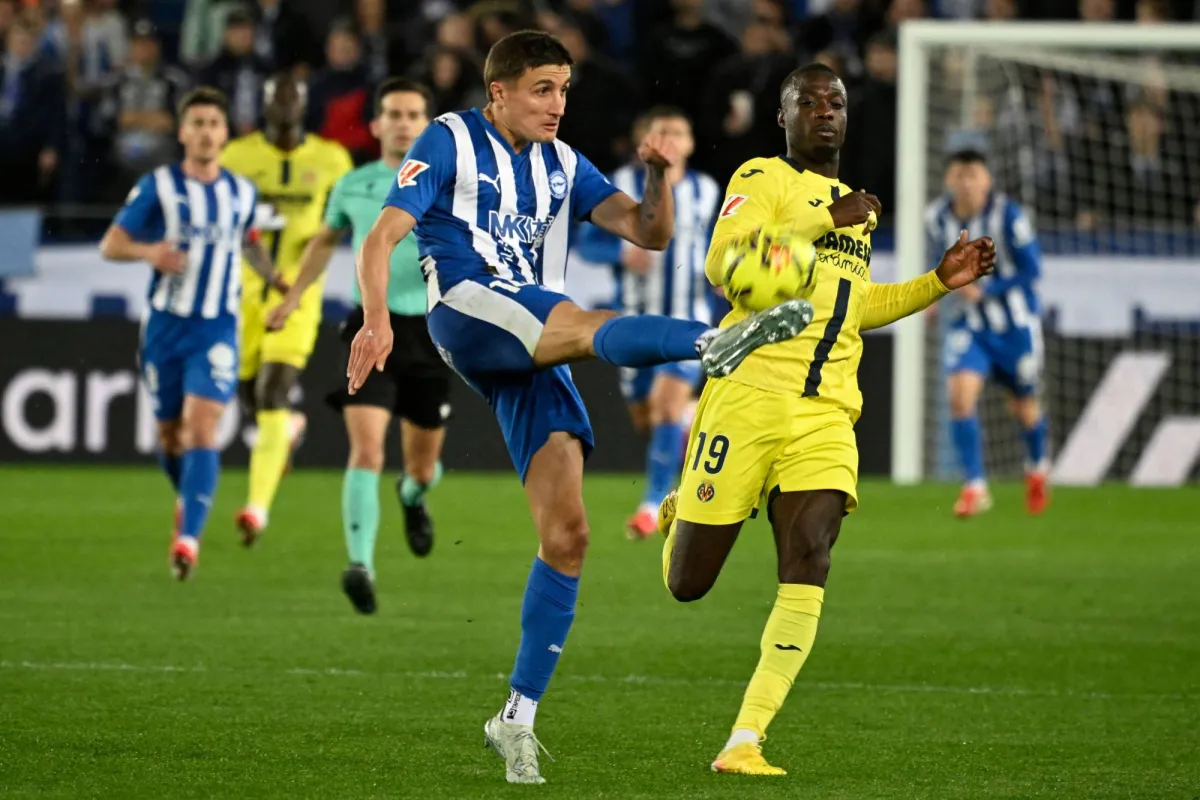 جانب من الصراع على الكرة بين لاعبي فياريال وألافيس