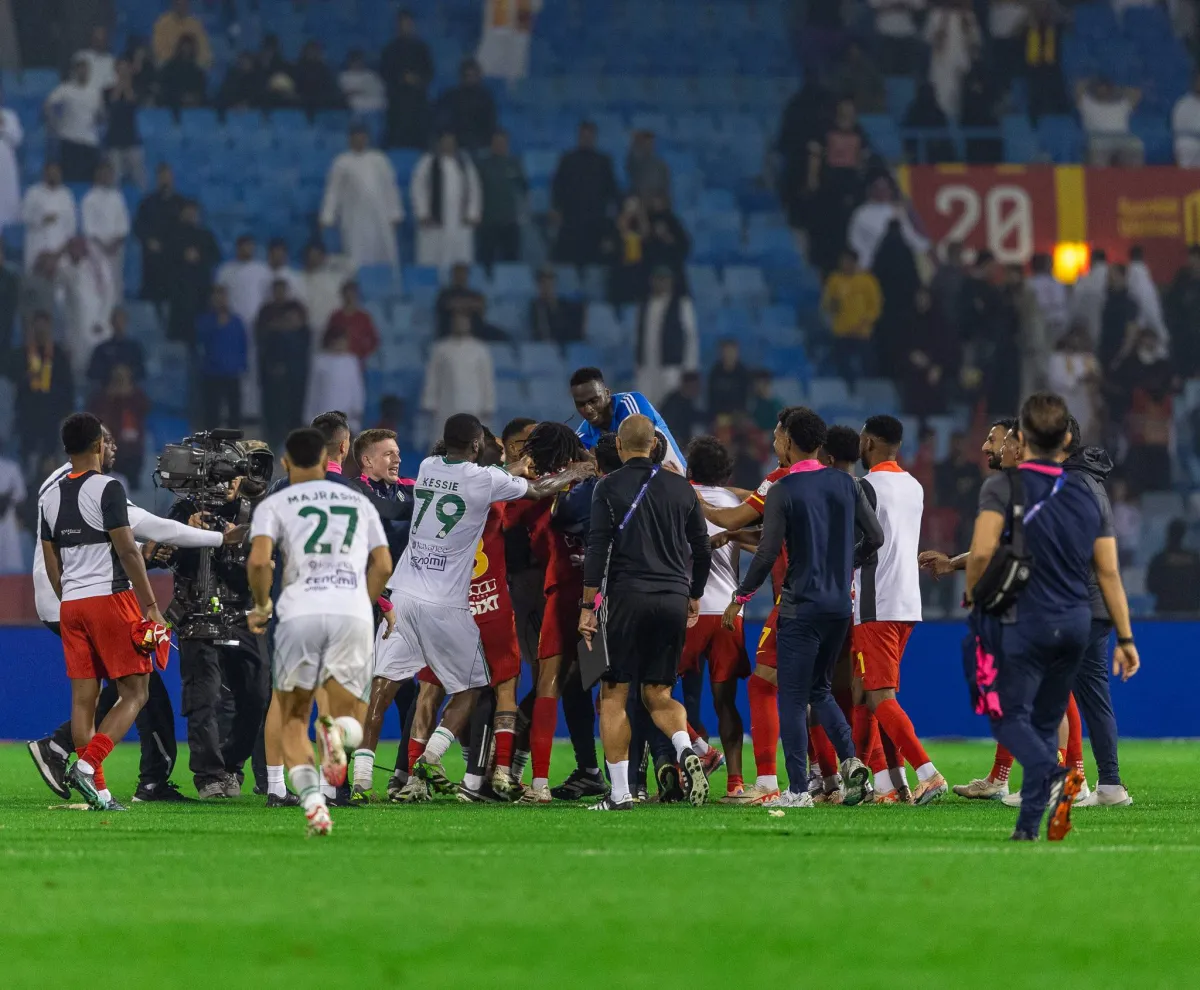 تصاعد صوت الجماهير الأهلاوية الغاضب بشكل غير مسبوق، وذلك التفريط في فوز بمتناول اليد أمام القادسية، كان من الممكن أن يقرب القلعة كثيراً من لقب الدوري السعودي للمحترفين 