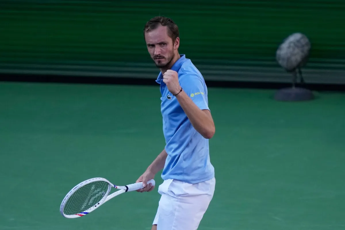 تغلب الروسي دانييل ميدفيديف على المصنف الأول عالميًا الإسباني كارلوس ألكاراس ليوقف سلسلة انتصاراته هذا الموسم ويتأهل إلى نهائي دورة إنديان ويلز للتنس، حيث سيواجه الإيطالي يانيك سينر 