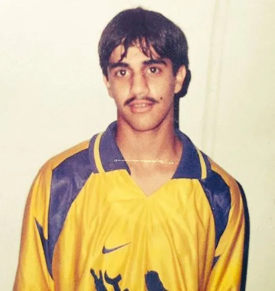 تُوفي عبد الرحمن البيشي، نجم نادي النصر والمنتخب السعودي، اليوم (الأحد)، عن عمر يناهز الـ43 عاماً، بعد معاناة مع المرض، في السنوات الأخيرة.. البيشي بدأ حياته كلاعب كرة قدم مع الفئات السنية بنادي النصر، حتى نجح في حجز مقعده وخانته في تشكيلة الفريق الأول 