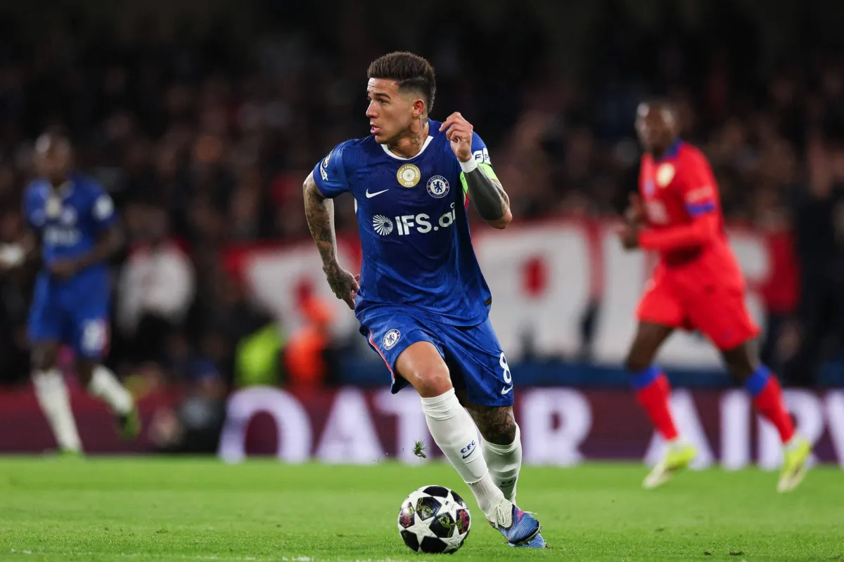 أثار إنزو فرنانديز التكهنات حول مستقبله برفضه التعهد بالبقاء مع فريقه تشيلسي الإنجليزي، بعد خروج الفريق من بطولة دوري أبطال أوروبا لكرة القدم 