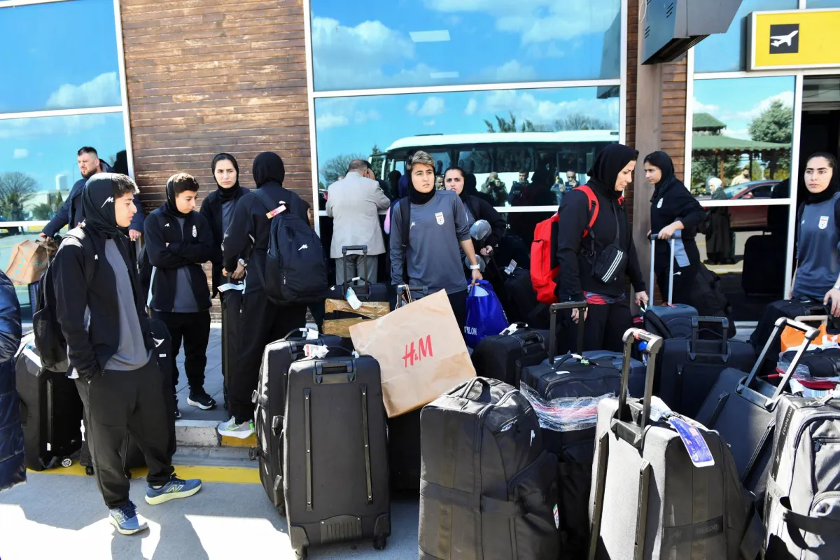 عاد منتخب إيران لكرة القدم للسيدات إلى البلاد، الأربعاء، عبر الحدود التركية، في ختام رحلة عودة معقّدة من أستراليا، بعد أن تراجعت خمس لاعبات عن طلبات لجوء كُنّ قد تقدمن بها هناك 