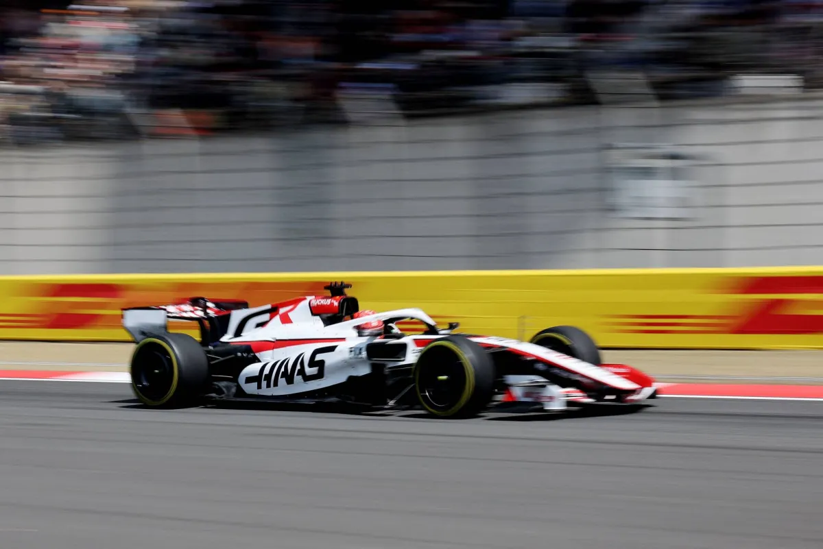 يستعد فريق هاس، الأقل من حيث الإمكانات والموارد في بطولة العالم لسباقات «فورمولا 1»، لمواصلة انطلاقته القوية هذا الموسم عبر خطوة تسويقية لافتة، تمثلت في إعلان شراكة تمتد طوال العام مع شركة «توهو» اليابانية، المنتجة لسلسلة أفلام «غودزيلا» 