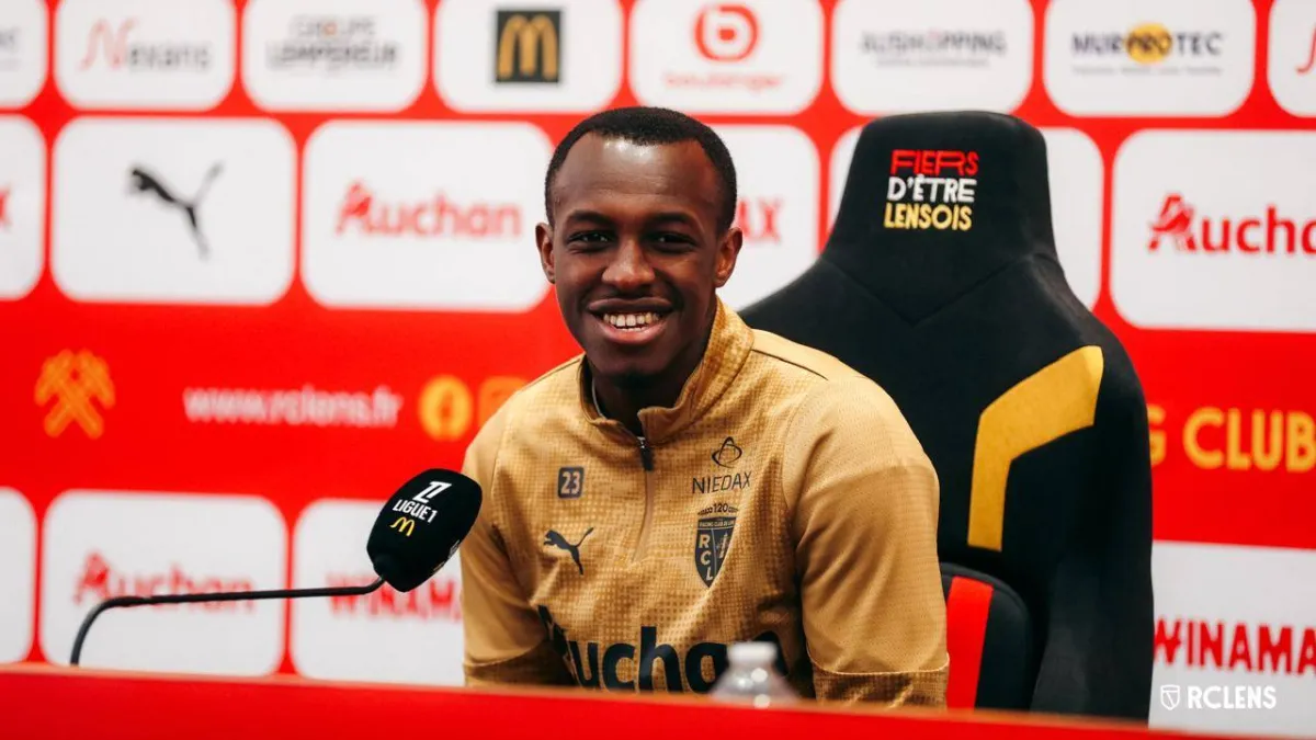 أكد سعود عبد الحميد، لاعب نادي لانس الفرنسي، خلال المؤتمر الصحافي الذي يسبق المواجهة أمام أنجيه في الدوري الفرنسي، أن تجربته الاحترافية في أوروبا تختلف بشكل واضح عن تجربته في السعودية، مشيراً إلى أن الفوارق ليست فقط فنية، بل تمتد لتفاصيل الحياة اليومية 