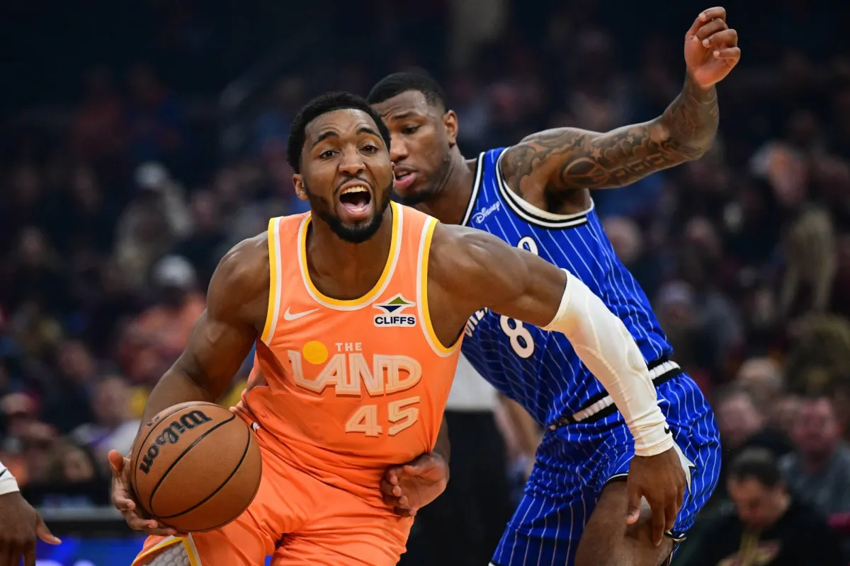 تألّق دونوفان ميتشل، بشكل لافت، وقاد فريقه كليفلاند كافالييرز إلى الفوز على ضيفه أورلاندو ماجيك 136-131، بينما واصل نيويورك نيكس انتصاراته المتتالية ورفعها إلى 7 عندما تغلّب على ضيفه نيو أورليانز بيليكانز 121-113 في دوري كرة السلة الأميركي للمحترفين 