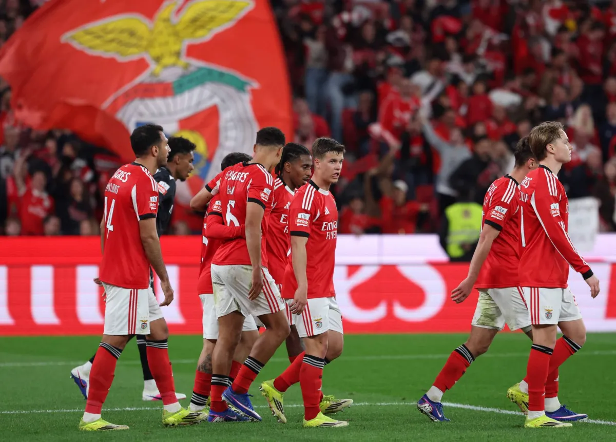 أعلن الاتحاد الأوروبي لكرة القدم (يويفا) فرض غرامة قدرها 40 ألف يورو (46250 دولاراً) على نادي بنفيكا، بسبب «تصرفات عنصرية أو تمييزية» صدرت عن عدد من مشجعيه خلال مباراة دوري أبطال أوروبا أمام ريال مدريد الشهر الماضي 