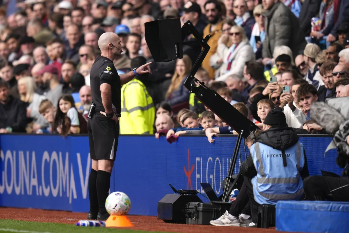 ارتفعت أخطاء التحكيم في الملعب وعبر تقنية حكم الفيديو المساعد (VAR) في معظم فئات مباريات الدوري الإنجليزي هذا الموسم.. وأعلنت لجنة الحوادث الرئيسية في الدوري الإنجليزي أربعة أخطاء أخرى من جانب الحكام في تقريرها الأخير، ليصل المجموع إلى 54 خطأ 