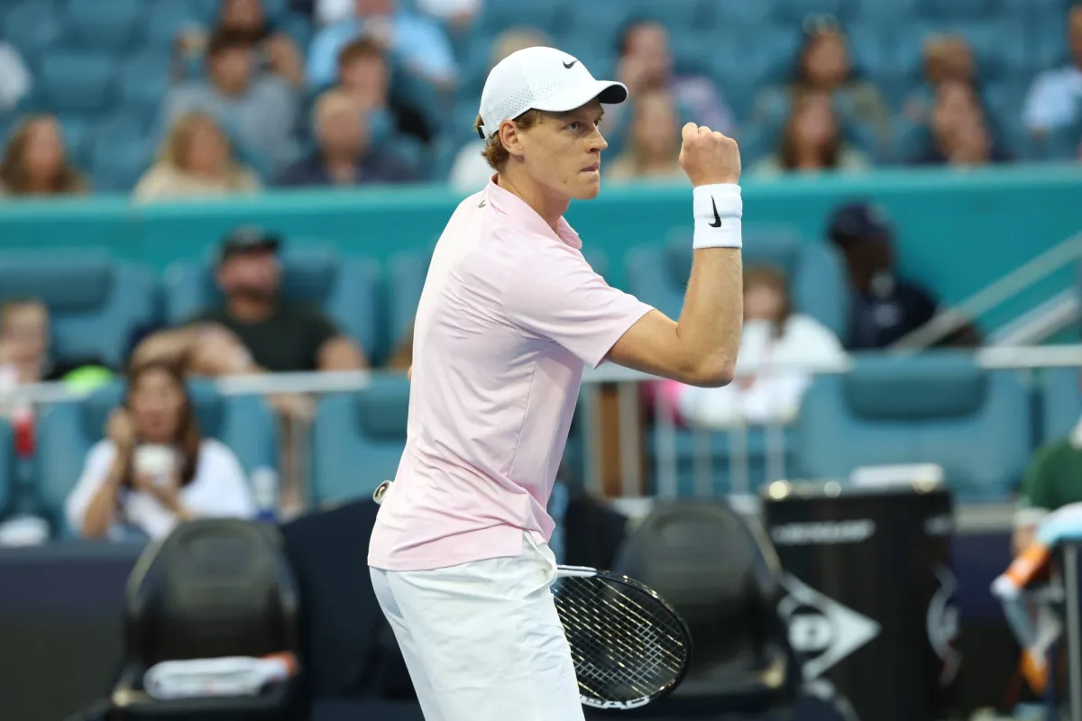 فاز يانيك سينر 6-3 و7-6 على ألكسندر زفيريف في وقت مبكر من السبت، ليتأهل إلى نهائي بطولة ميامي المفتوحة للتنس؛ حيث سيكون الإيطالي المرشح الأوفر حظاً لتحقيق ثنائية «الشمس المشرقة» 