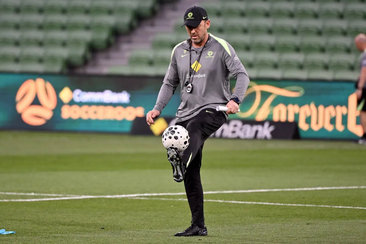 دعا توني بوبوفيتش مدرب منتخب أستراليا الوجوه الجديدة في تشكيلته لاقتناص فرصتهم، وتقديم أداء جيد أمام كوراساو، مع سعيه لوضع اللمسات الأخيرة على تشكيلته المشاركة في كأس العالم لكرة القدم 