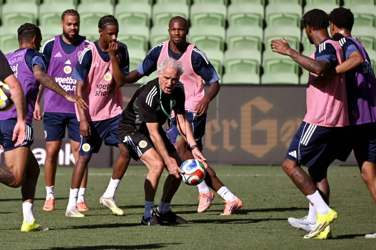 قال فريد روتن مدرب منتخب كوراساو إن أصغر دولة تأهلت إلى كأس العالم لكرة القدم لن تذهب للبطولة لإكمال عدد المتأهلين بل تمتلك الروح القتالية اللازمة لإحداث مفاجأة في ظهورها الأول بالبطولة 