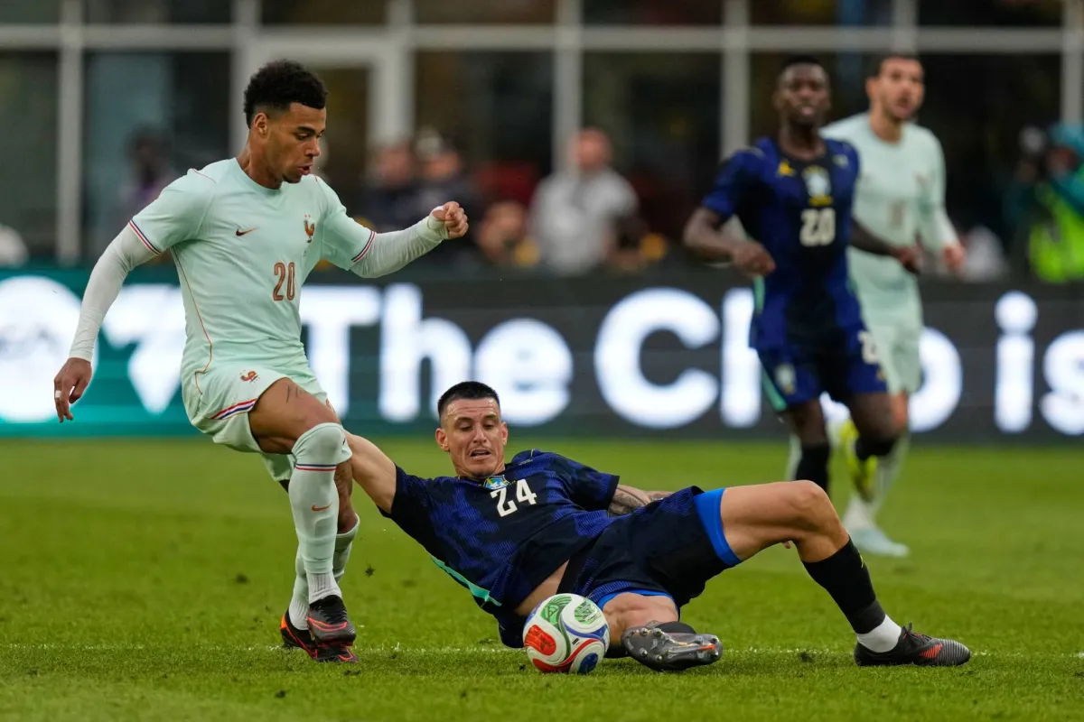 أكد البرازيلي روجر إيبانيز، مُدافع المنتخب البرازيلي ونادي الأهلي، أن انتقاله إلى «الدوري السعودي» شكّل نقطة تحول كبيرة في مسيرته، مشيراً إلى أنه بات، اليوم، أكثر نضجاً داخل وخارج الملعب 